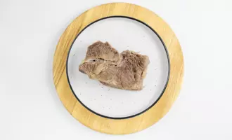 Мясо говядины вынуть из бульона, остудить и нарезать.