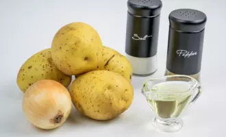 Ингредиенты для жареной картошки с луком на сковороде.