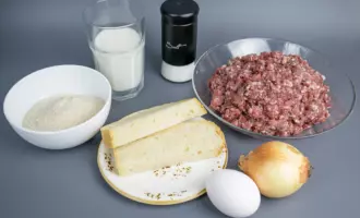 Подготавливаем продукты для говяжьих котлет.