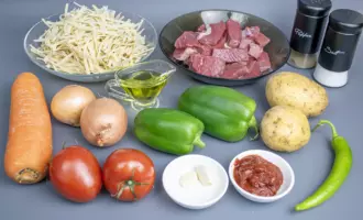 Ингредиенты для лагмана из говядины.