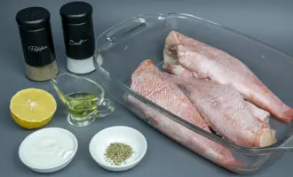 Морской окунь запеченный в духовке со сметаной