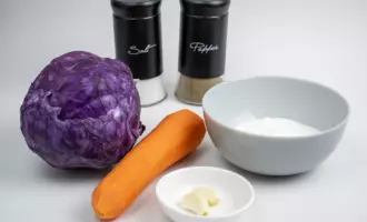 Продукты на салат с красной капустой и морковью, чесноком.