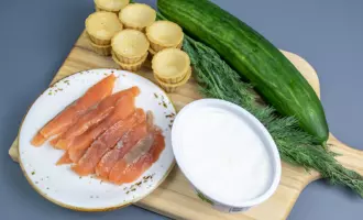 Продукты на рецепт тарталетки с сыром и красной рыбой.