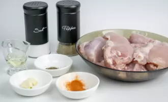 Продукты для рецепта куриное филе бедра на сковороде.