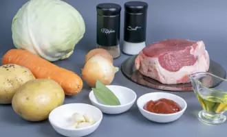 Подготовка продуктов для рецепта щей из свежей капусты.