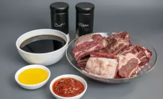 Продукты для рецепта: говяжьи ребра в соевом соусе.