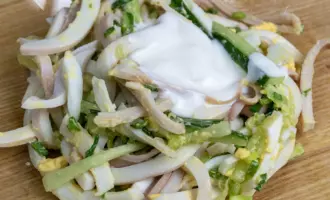 быстрый салат с кальмарами и огурцами