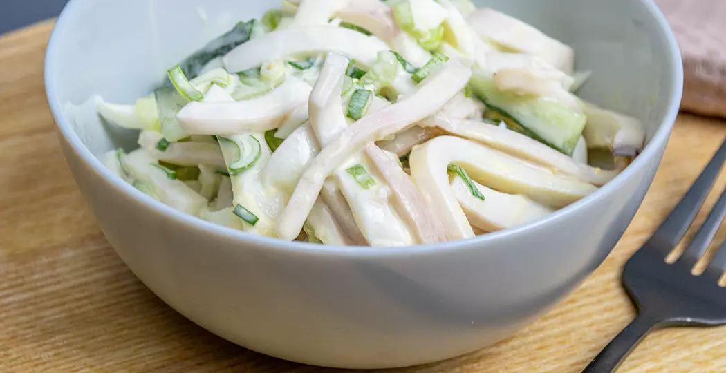 Салат из кальмаров с огурцом и яйцом