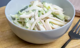 Салат из кальмаров с огурцом и яйцом