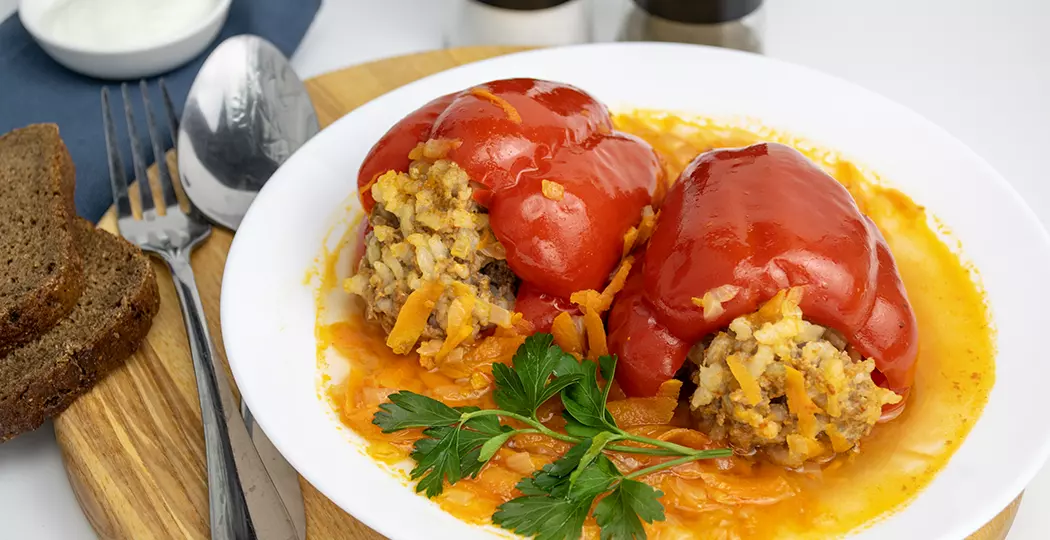 Перец фаршированный мясом в кастрюле с подливкой