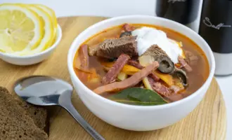 Солянка сборная с колбасой и картошкой огурцами. Вкусный рецепт.