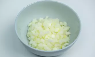 Нарезать лук средним кубиком.
