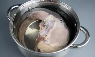 Положить в кастрюлю с водой язык говяжий и варить.