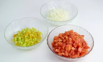 Рецепт менемен: порезать кубиками лук, перец, помидор.
