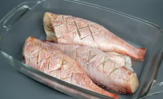 Морской окунь запеченный в духовке со сметаной