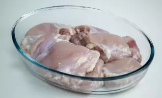 Куриное филе бедра тщательно промыть и высушить бумажным полотенцем.