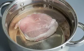 промыть и отварить мясо около часа, снимая пену. Достать мясо и нарезать и закинуть обратно.