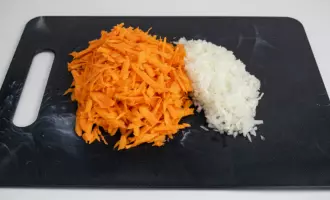 нарезать лук и натереть морковь