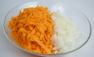 Натрите морковь на крупной терке и порезать лук на средний кубик.
