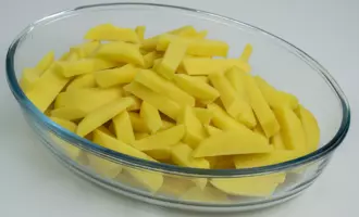 Нарезать картофель брусочками.