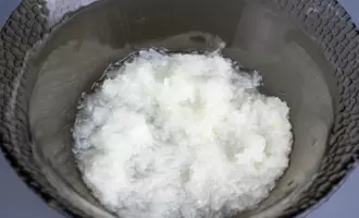 Нарезаем мелко лук