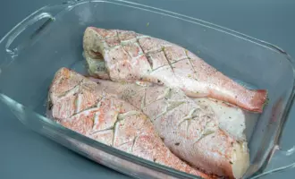 Морской окунь запеченный в духовке со сметаной