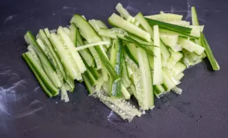 салат из кальмаров классический с огурцом