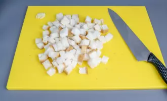 Гренки для салата Цезарь классический с курицей