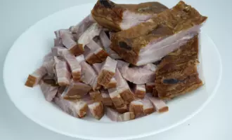 Нарезать копченые ребрышки