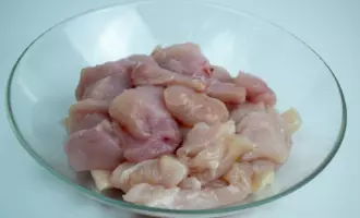 куриную грудку нарезать кусочками