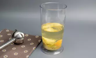 Добавить соль, сахар, горчицу и лимонный сок.