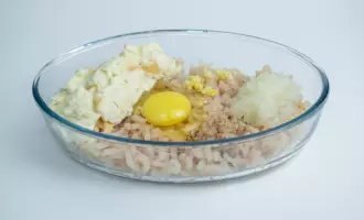 Прокрутить в мясорубке лук, чеснок и добавить куриное яйцо, соль, перец по вкусу и перемешать.