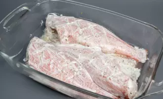 Морской окунь запеченный в духовке со сметаной