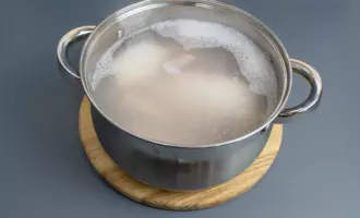 легкий салат с кальмаром и огурцом
