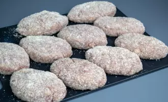 Из получившегося фарша формируем котлеты из говядины.