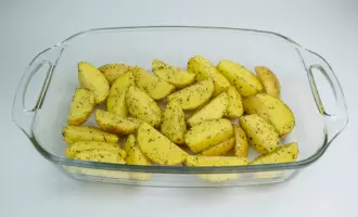 Выложить картофель в форму для запекания.