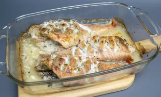 Морской окунь запеченный в духовке со сметаной