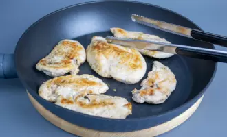 Куриное филе обжариваем для салата Цезарь