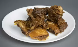 Говяжьи ребрышки в медовом соусе.