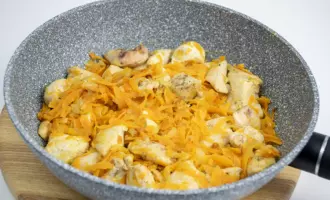 Добавить к куриному феле лук и морковь.
