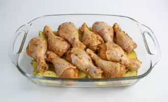 выложить на картошку куриные ножки и запекать в духовке при 180 градусов - 50 минут