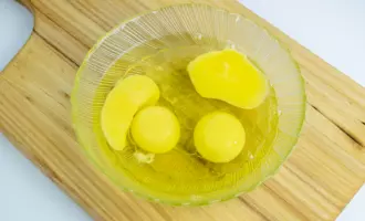 Пошаговый рецепт менемен: взбить куриные яйца