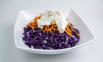 Солим и перчим по вкусу салат из красной капусты и моркови.