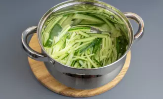 салат камчатский с кальмаром и огурцом рецепт