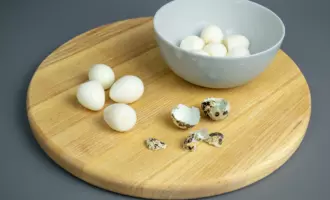 Сколько варить перепелиные яйца для салата цезарь