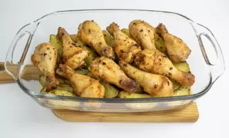 Блюдо куриные ножки в духовке с картофелем готово!