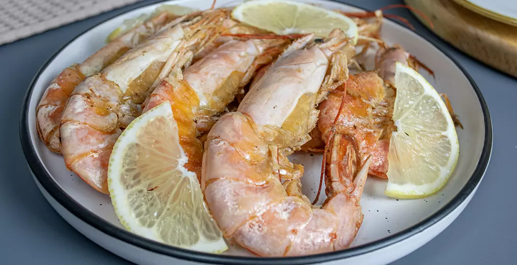 Лангустины на сковороде с чесноком