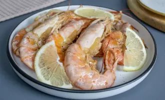 Лангустины на сковороде с чесноком