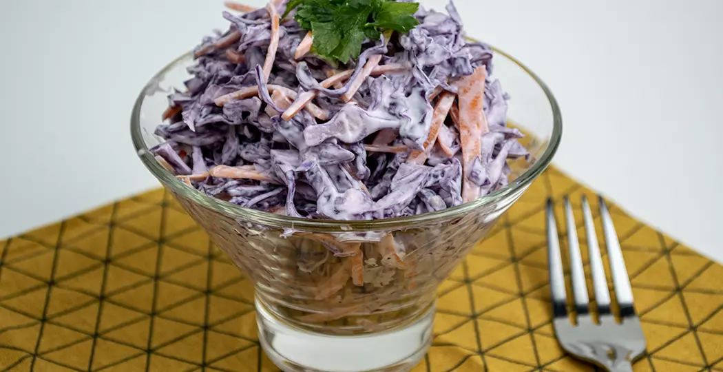 Салат с красной капустой и морковью.