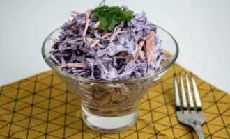 Салат с красной капустой и морковью.